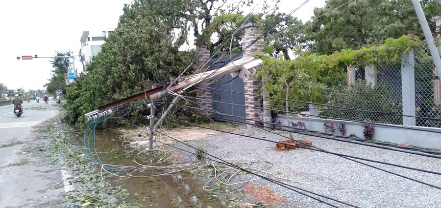 Hệ thống hạ tầng điện bị hư hỏng nặng sau bão
