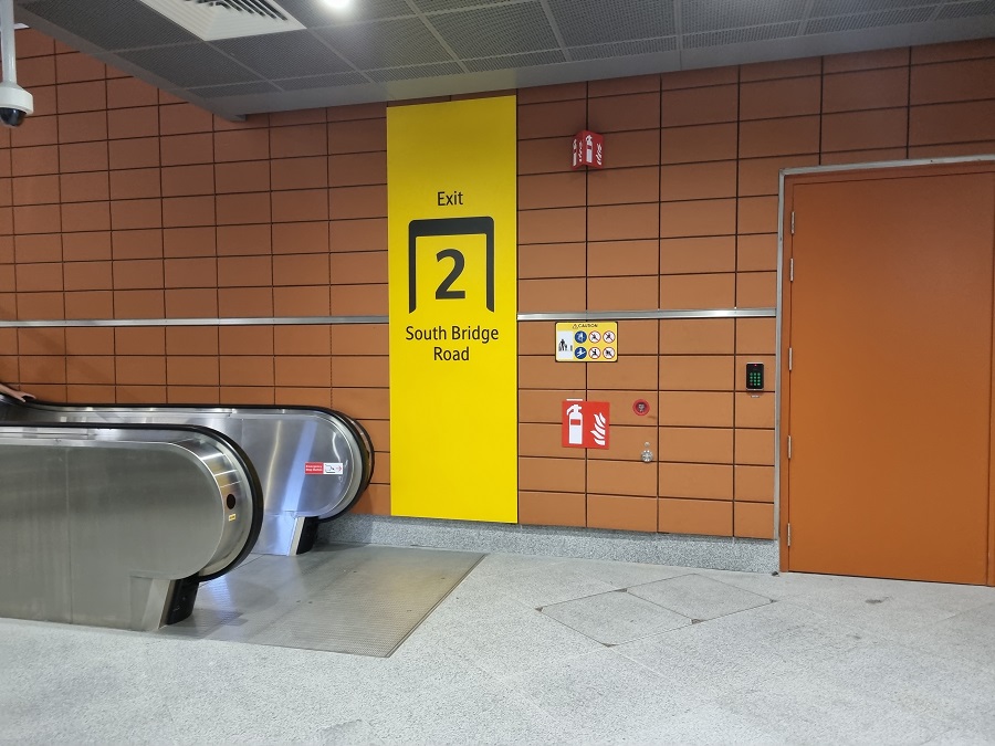 Biển báo exit ở trạm MRT