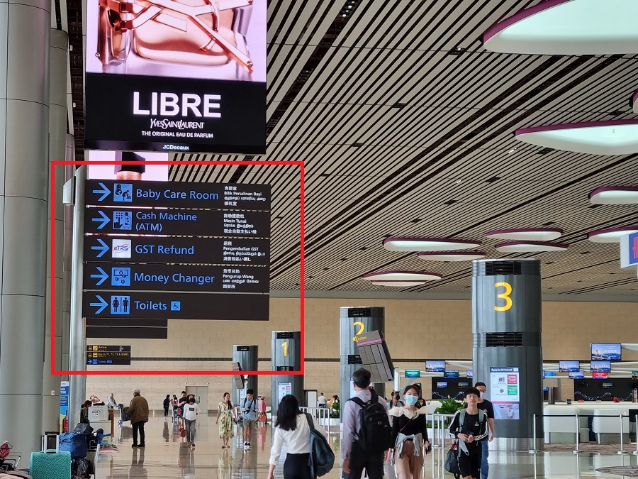 Biển báo chỉ dẫn có khắp nơi ở sân bay Changi