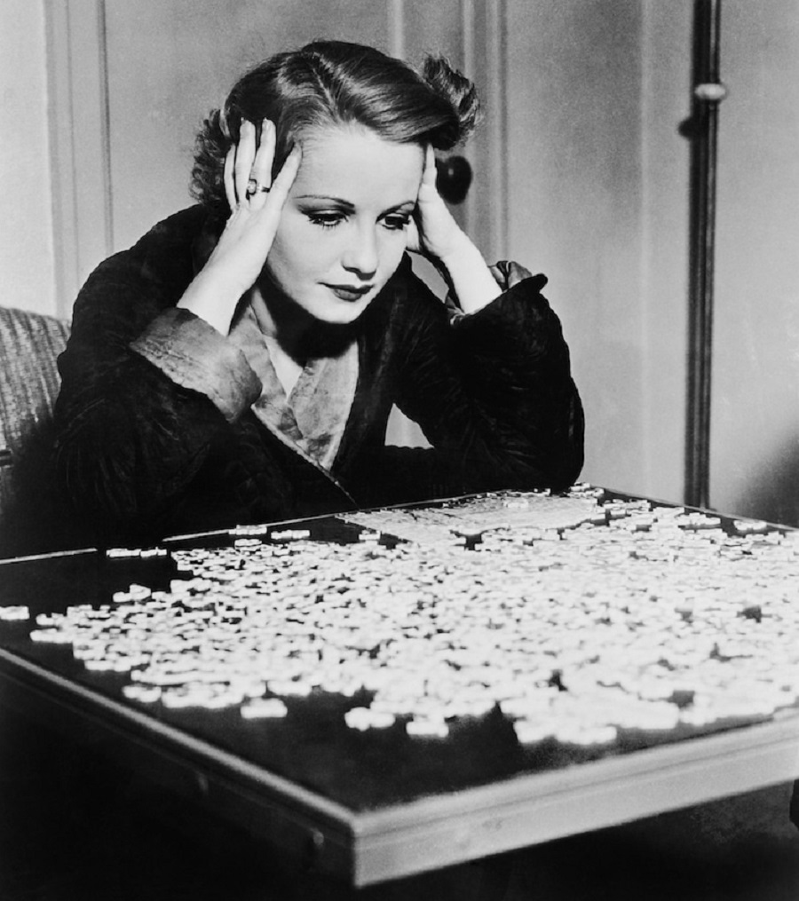 Người phụ nữ chơi Jisaw Puzzle