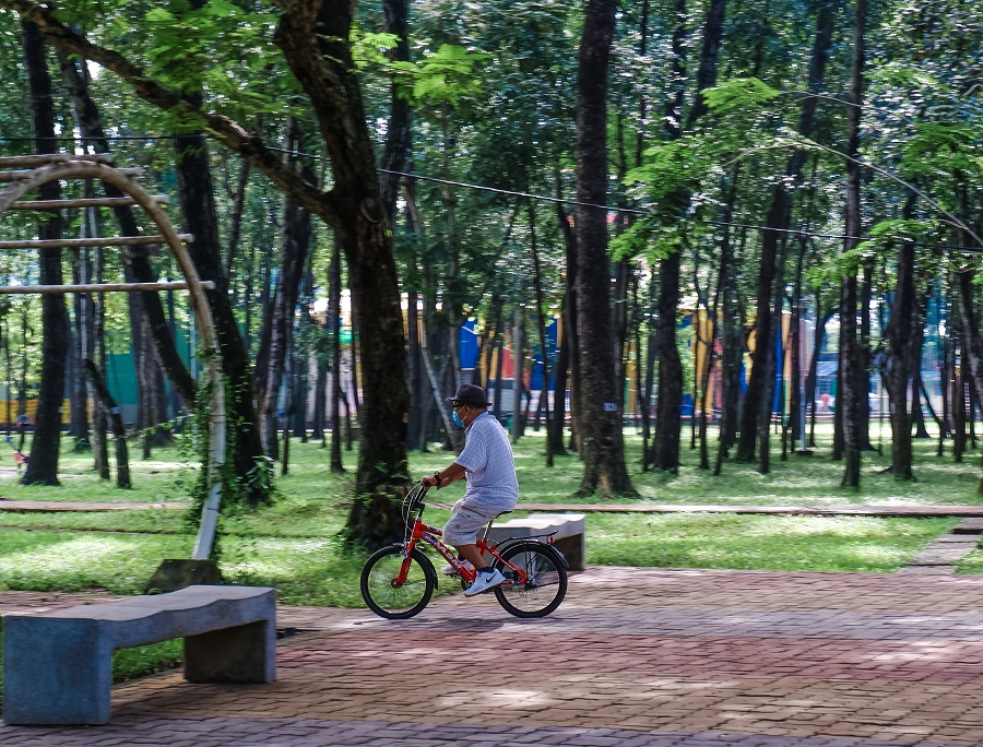 Đạp xe trong công viên Gia Định