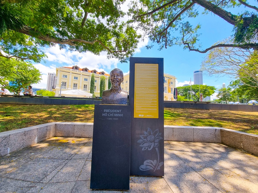 Bia tưởng niệm và tượng bán thân của Người được đặt trên đất Singapore